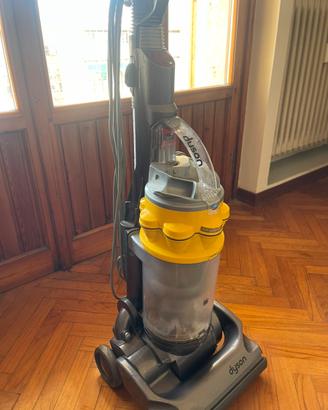 Aspirapolvere Dyson con accessori