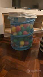 Cesta con palline di plastica e tenda gioco 