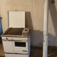 Stufa a legna, con piano cottura, vaschetta acqua.