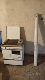 Stufa a legna, con piano cottura, vaschetta acqua.