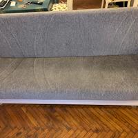 divano letto e contenitore grigio e bianco
