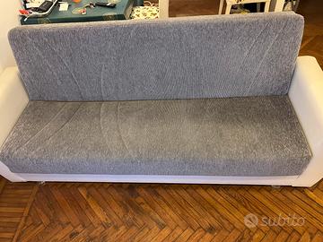 divano letto e contenitore grigio e bianco