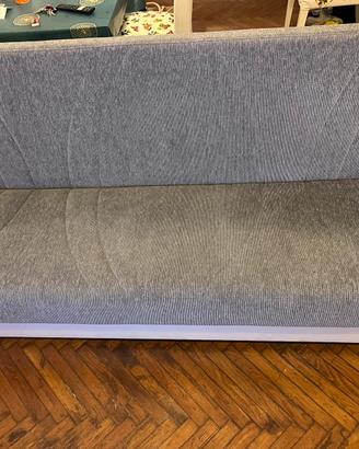 divano letto e contenitore grigio e bianco