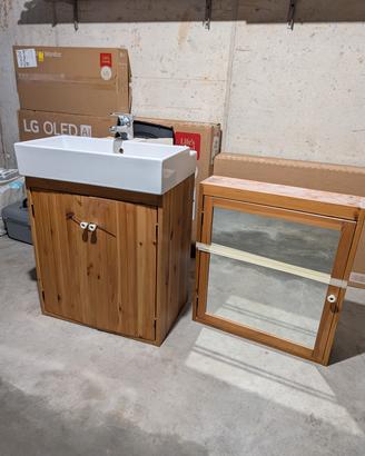 Mobile bagno in legno con lavabo