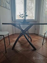 Tavolo e 4 sedie 