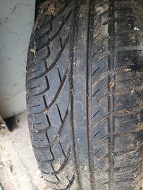 ruota con cerchione e pneumatico