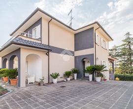 VILLA SINGOLA A VETRALLA