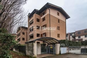 3 LOCALI CON DOPPI SERVIZI CON ANNESSI CANTINA E B