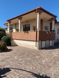 Villa con giardino