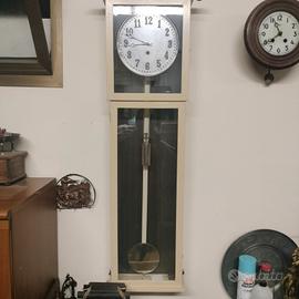 Orologio a pendolo in legno vintage 