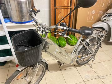 Bicicletta a batteria al piombo misura 24”