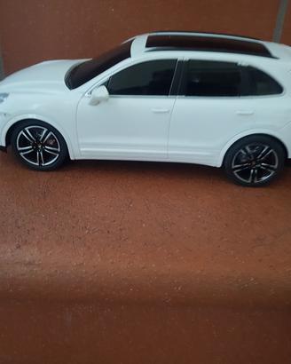 macchina porsce cayenne