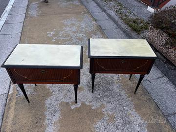  Coppia di comodini vintage con ribalta e decorazi