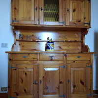 Cucina, tavolo in legno, panche per tavolo