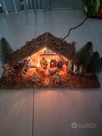 presepe con statuine e luci