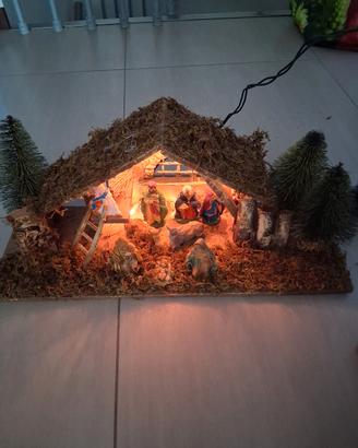 presepe con statuine e luci