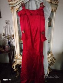 Abito lungo in raso rosso con maniche corte