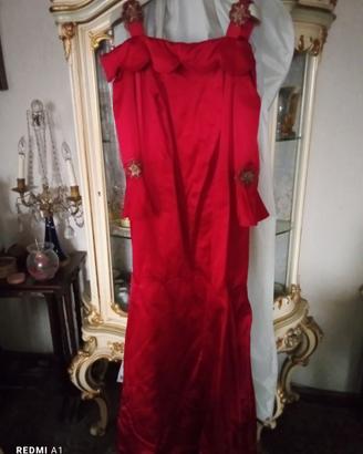 Abito lungo in raso rosso con maniche corte