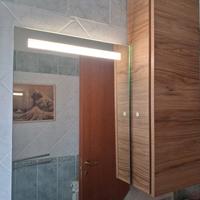 specchio con luce integrata e mobile sospeso 