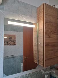 specchio con luce integrata e mobile sospeso 