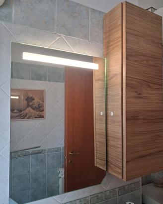 specchio con luce integrata e mobile sospeso 