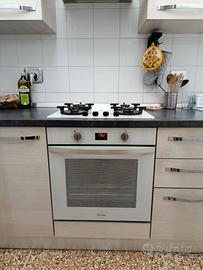 Cucina completa con forno e piano cottura