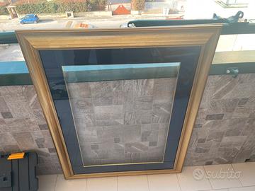 Cornice dorata con passpartout blu velluto