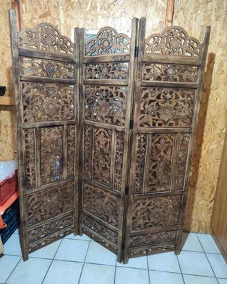 separè in legno intarsiato