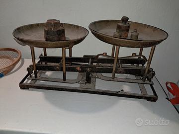 Bilancia  antica a due piatti con pesi