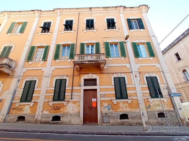 Via A. Diaz-in palazzo d'epoca, unico al piano