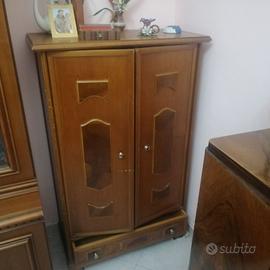 mobili: 2 ante,più comparti, 3 vetrine, 2 poltrone