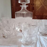 Bicchieri e bottiglia vetro