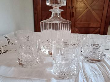 Bicchieri e bottiglia vetro