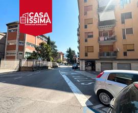 Locale due vetrine fronte strada con posto auto