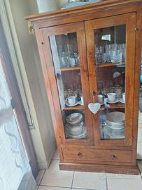 vetrina legno e mobile cucina