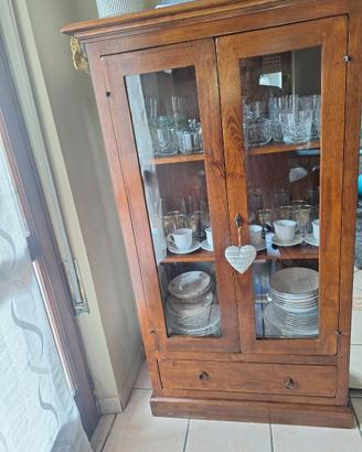 vetrina legno e mobile cucina