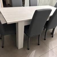 Tavolo senza sedie