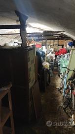 mobili sedie di vario genere svuoto Cantina
