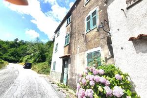 Villa di 150 m² con box auto a Montoggio