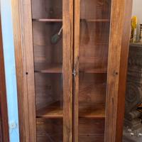 Libreria con ante in vetro in arte povera