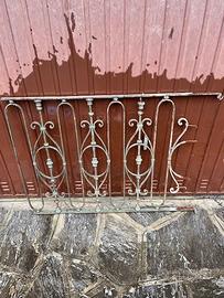 ringhiera in ferro battuto e portapacchi 