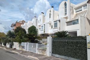 LT Q5 VILLA A SCHIERA MQ 200