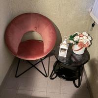 Poltrona, tavolino e pouf.