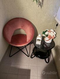 Poltrona, tavolino e pouf.