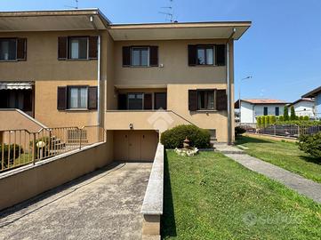 VILLA A SCHIERA A CAMERI