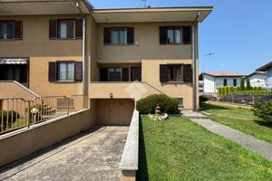 VILLA A SCHIERA A CAMERI