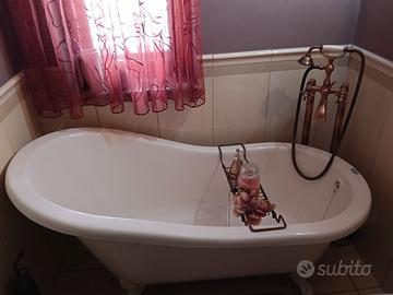 vasca da bagno con miscelatore 