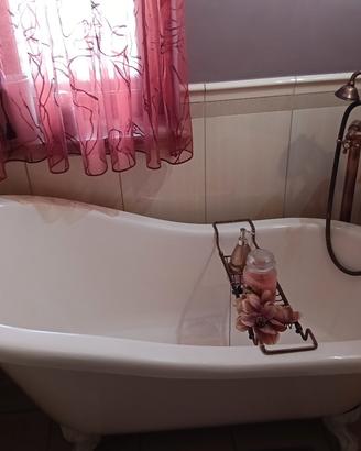 vasca da bagno con miscelatore 
