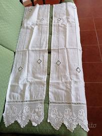 Due bellissime tendine a vetro per finestre 