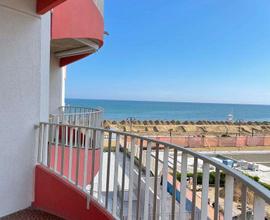 Trilocale fronte mare con piscina